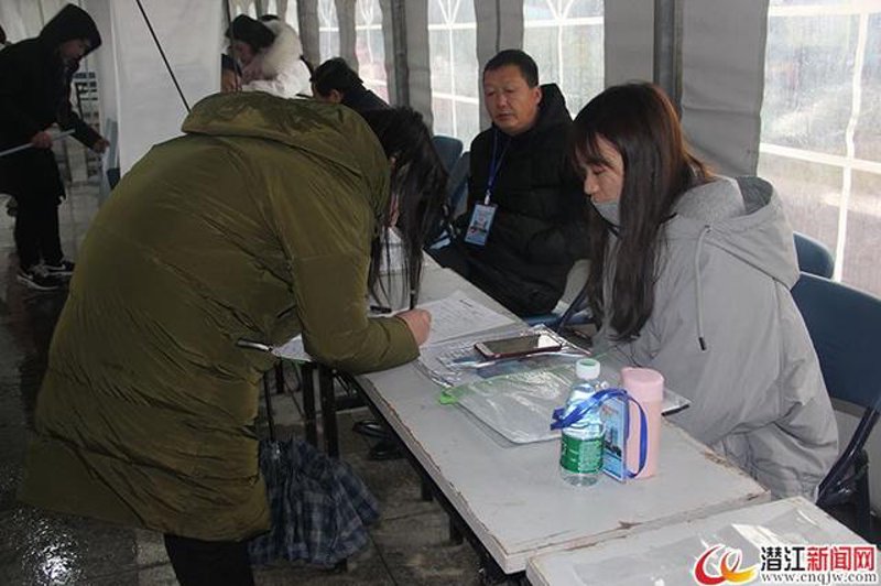 故事开始在一个充满活力的城市——潜江，这里不仅有美丽的湖泊和郁郁葱葱的田野，还汇聚了大量的企业和创业公司，为求职者提供了丰富的就业机会。